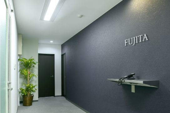 FUJITA税理士法人 札幌本社の入口（「FUJITA」のサインがある廊下）