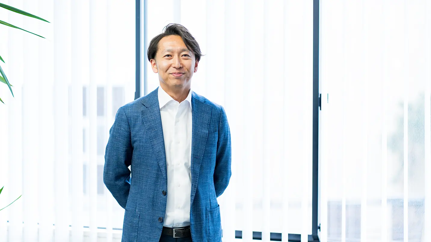 窓辺に立つ代表税理士 藤田 賢